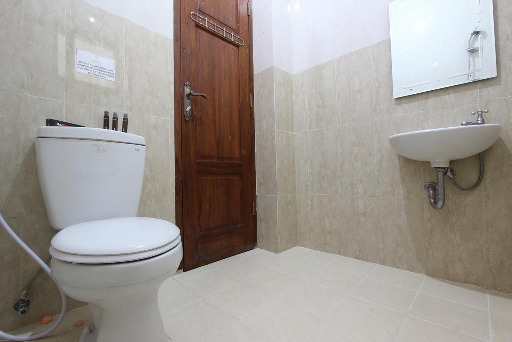 Hotel Reddoorz @ Plemburan Sleman  Exterior foto